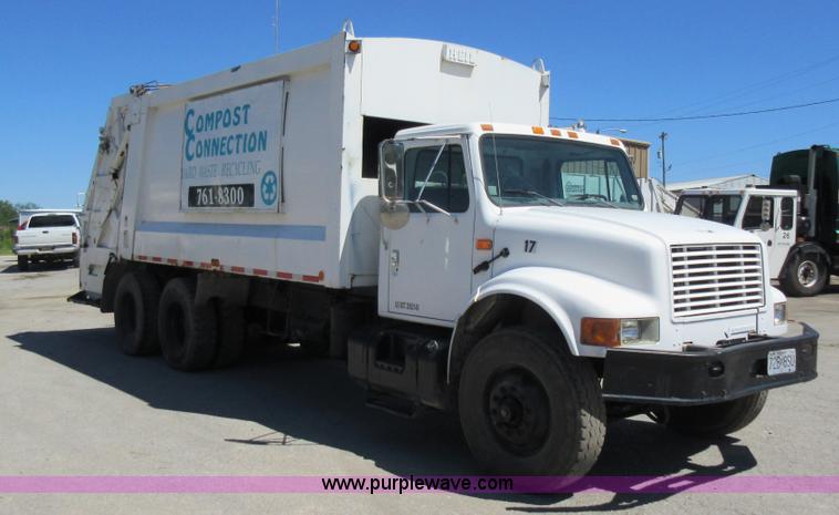 image for item L2822 2001 International 4900 refuse truck