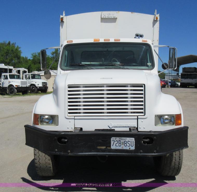image for item L2822 2001 International 4900 refuse truck