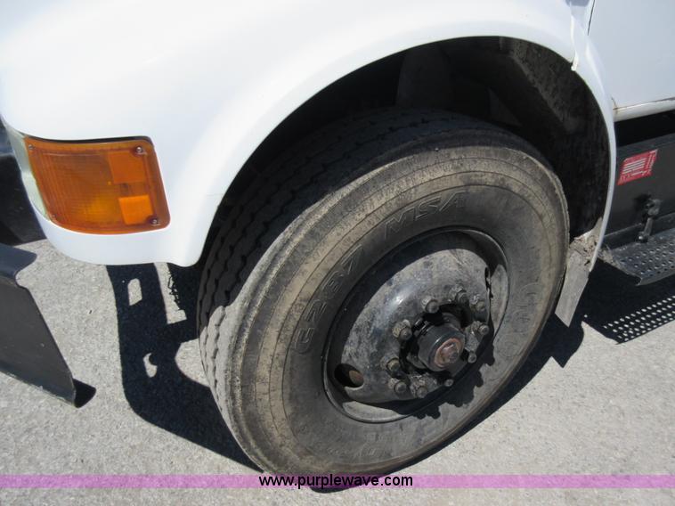 image for item L2822 2001 International 4900 refuse truck