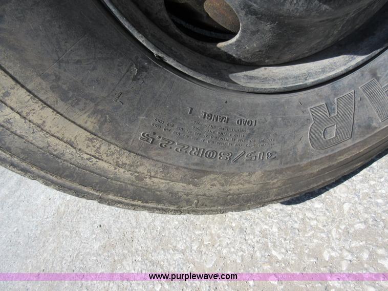 image for item L2822 2001 International 4900 refuse truck