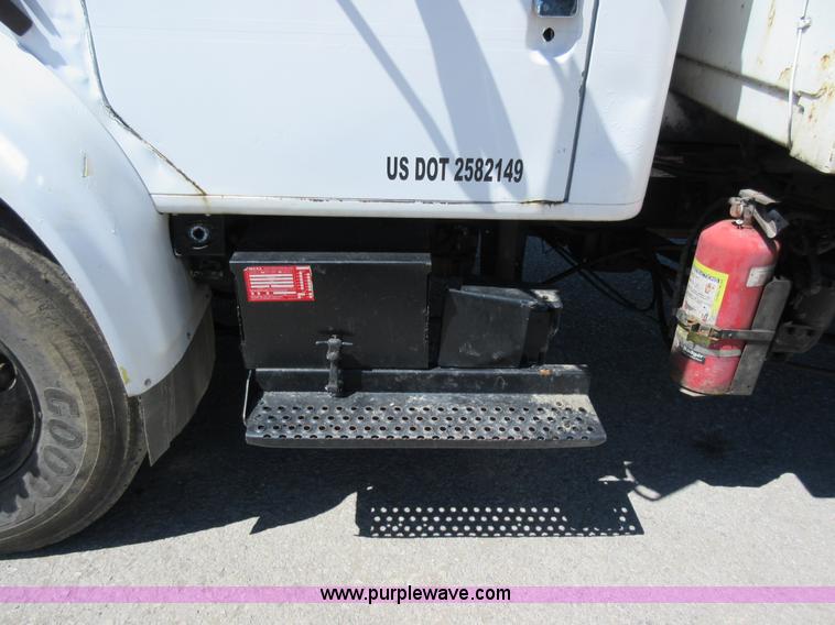 image for item L2822 2001 International 4900 refuse truck