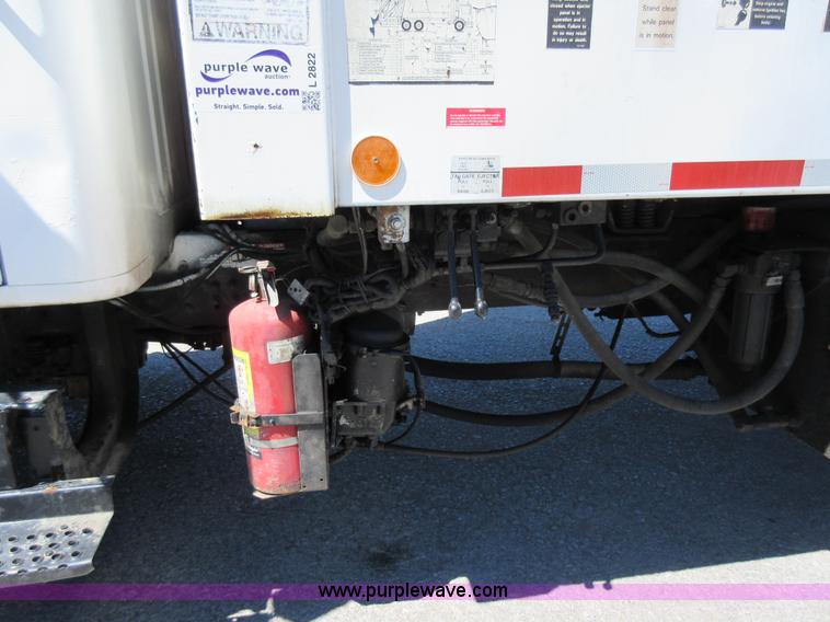 image for item L2822 2001 International 4900 refuse truck
