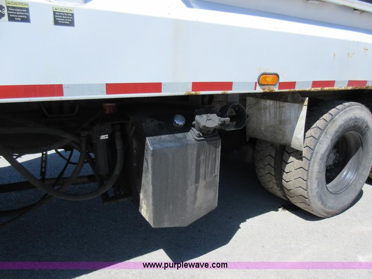 image for item L2822 2001 International 4900 refuse truck