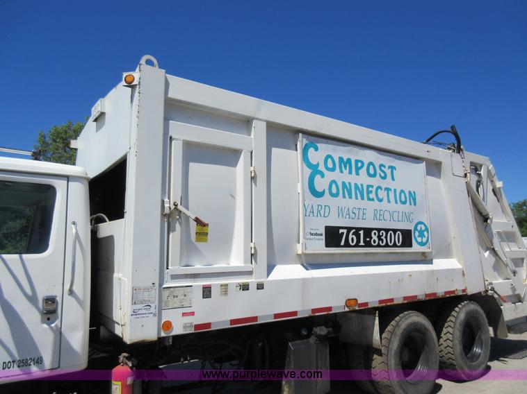 image for item L2822 2001 International 4900 refuse truck