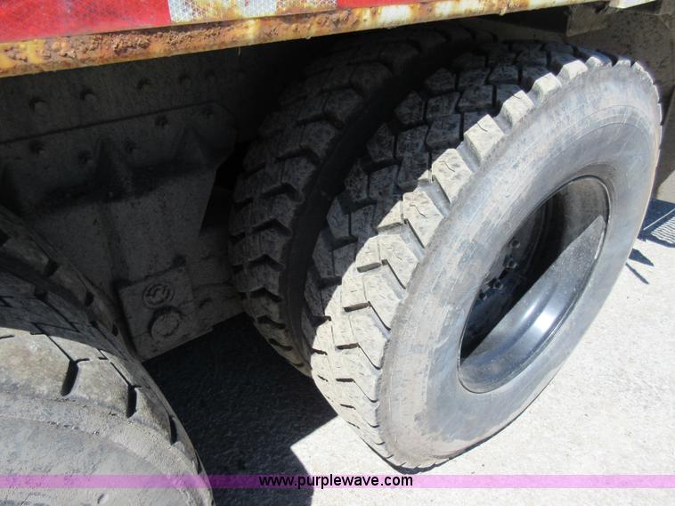 image for item L2822 2001 International 4900 refuse truck