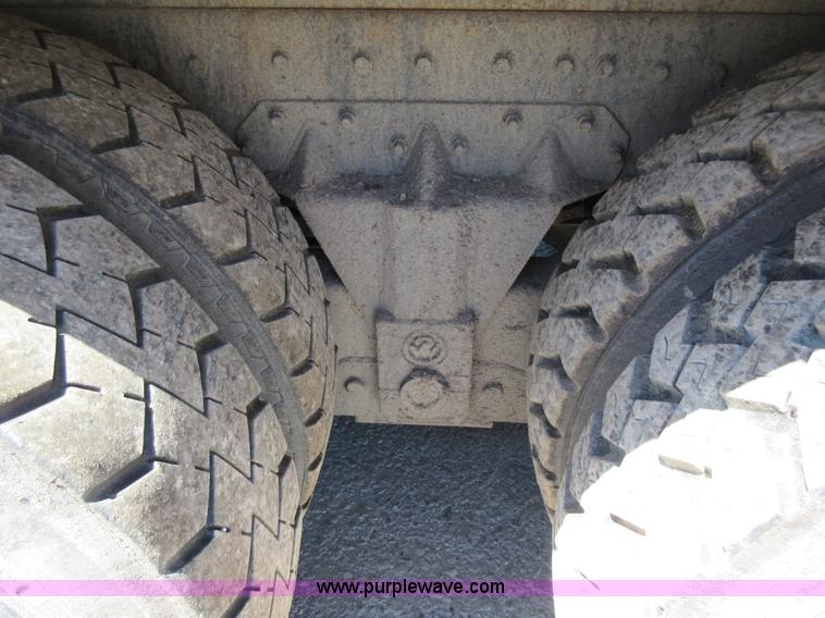 image for item L2822 2001 International 4900 refuse truck