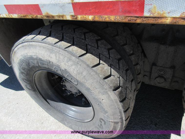 image for item L2822 2001 International 4900 refuse truck