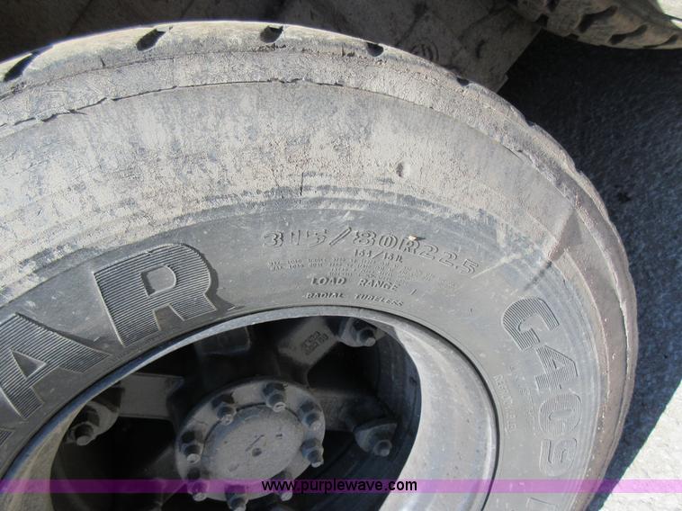 image for item L2822 2001 International 4900 refuse truck