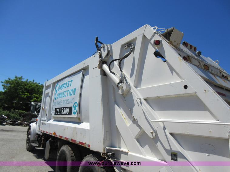 image for item L2822 2001 International 4900 refuse truck