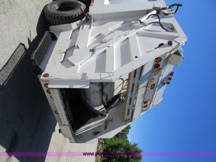 image for item L2822 2001 International 4900 refuse truck