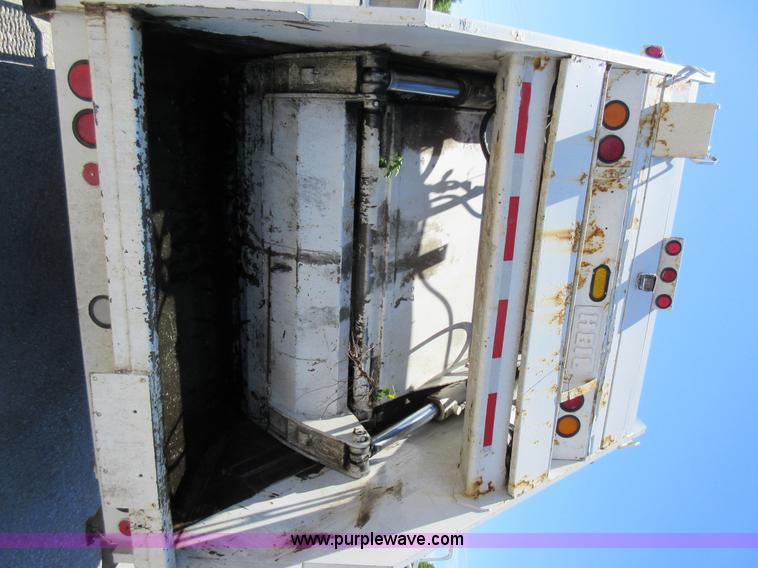 image for item L2822 2001 International 4900 refuse truck