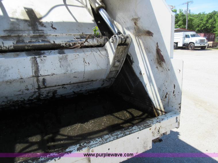 image for item L2822 2001 International 4900 refuse truck