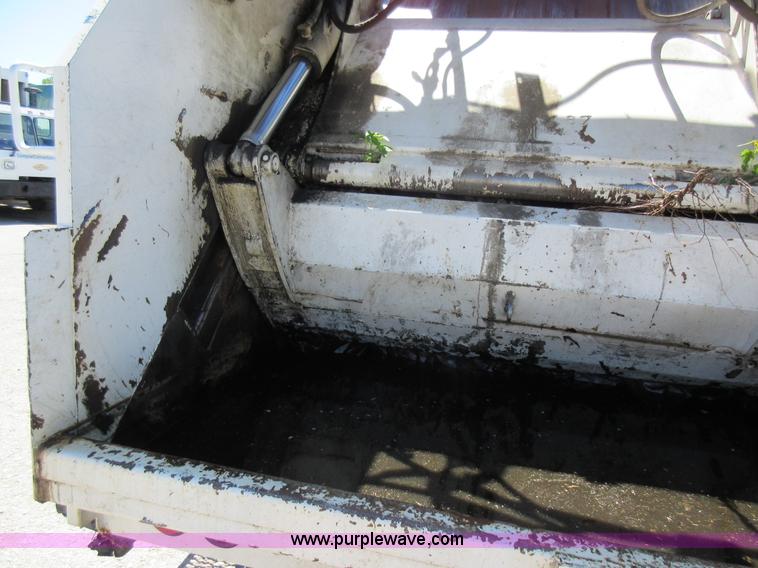 image for item L2822 2001 International 4900 refuse truck