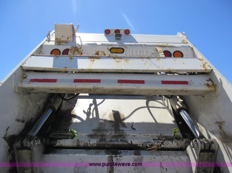 image for item L2822 2001 International 4900 refuse truck