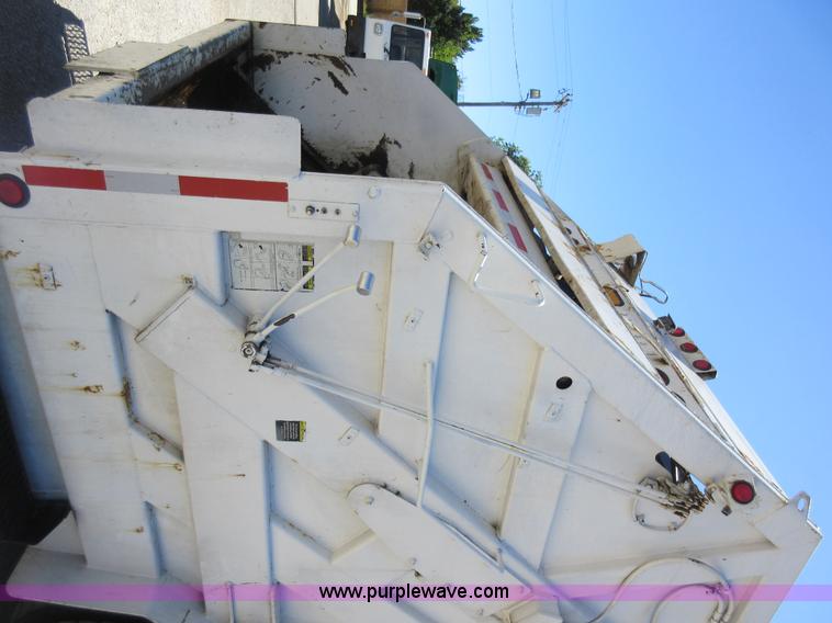 image for item L2822 2001 International 4900 refuse truck