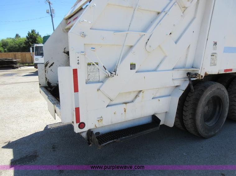 image for item L2822 2001 International 4900 refuse truck