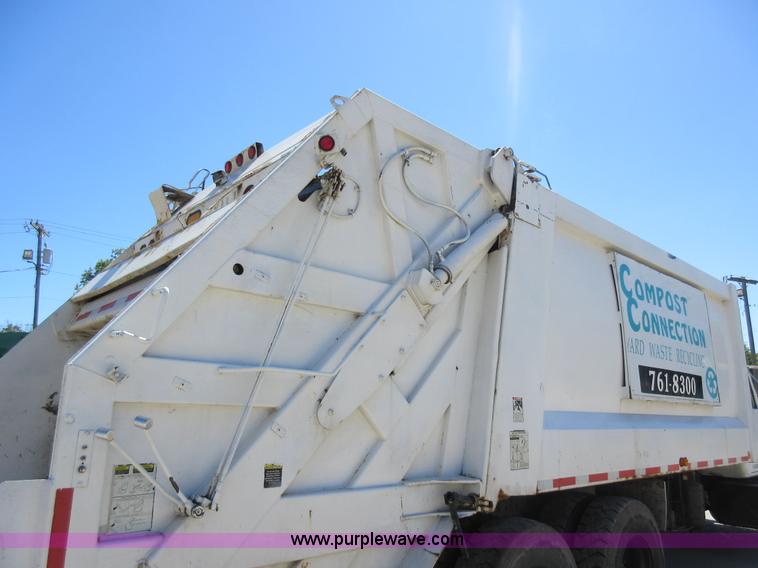 image for item L2822 2001 International 4900 refuse truck
