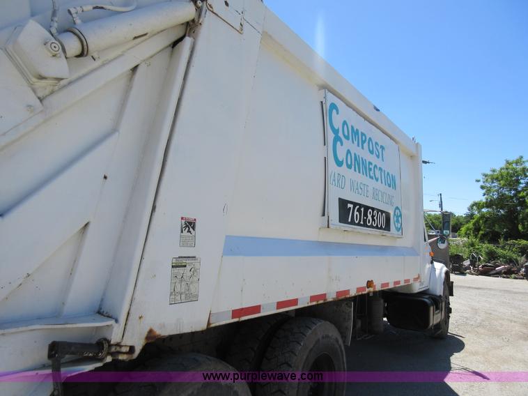 image for item L2822 2001 International 4900 refuse truck