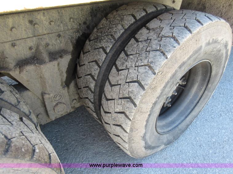 image for item L2822 2001 International 4900 refuse truck