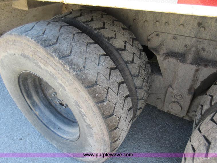 image for item L2822 2001 International 4900 refuse truck