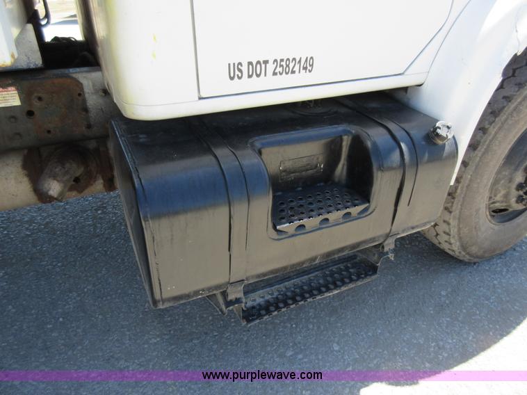 image for item L2822 2001 International 4900 refuse truck