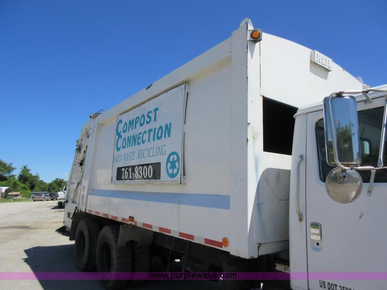 image for item L2822 2001 International 4900 refuse truck