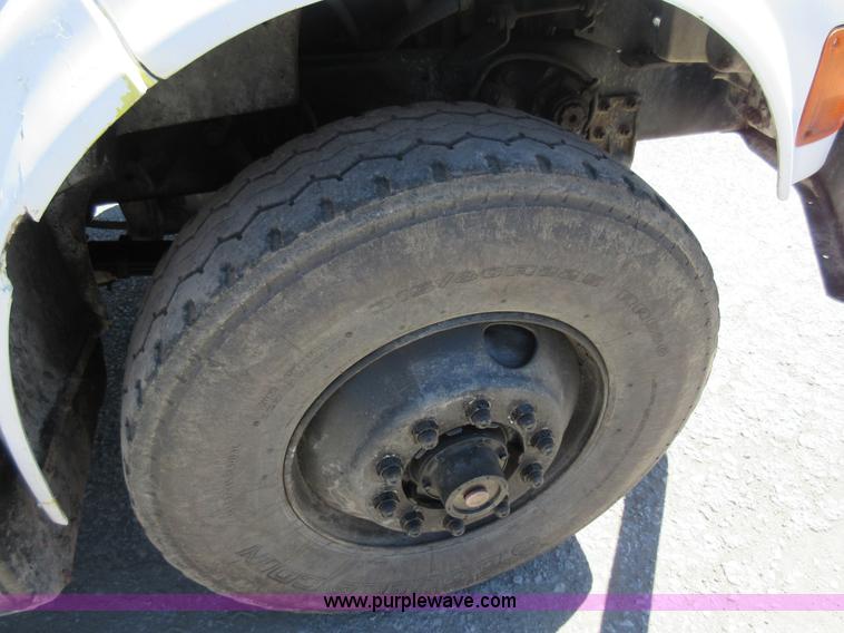 image for item L2822 2001 International 4900 refuse truck