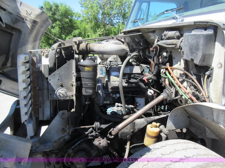 image for item L2822 2001 International 4900 refuse truck