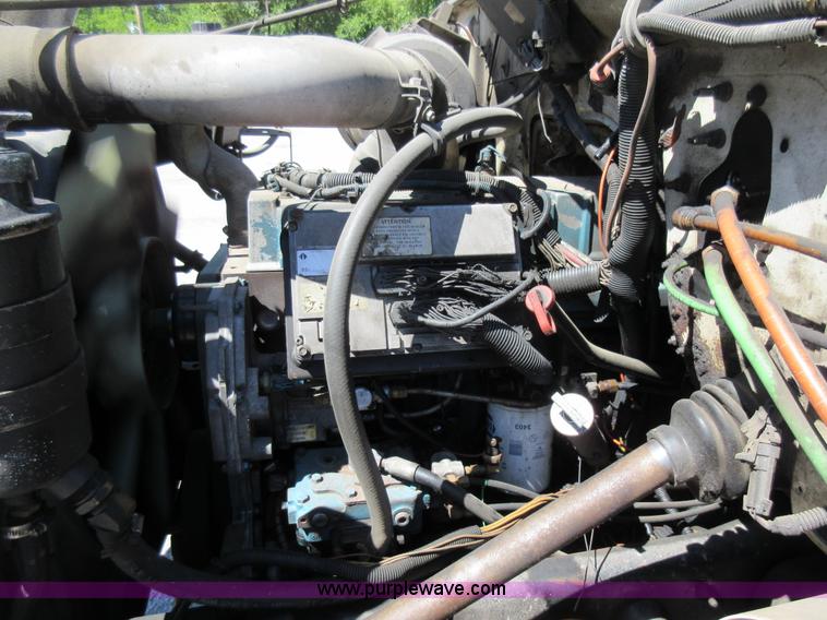 image for item L2822 2001 International 4900 refuse truck