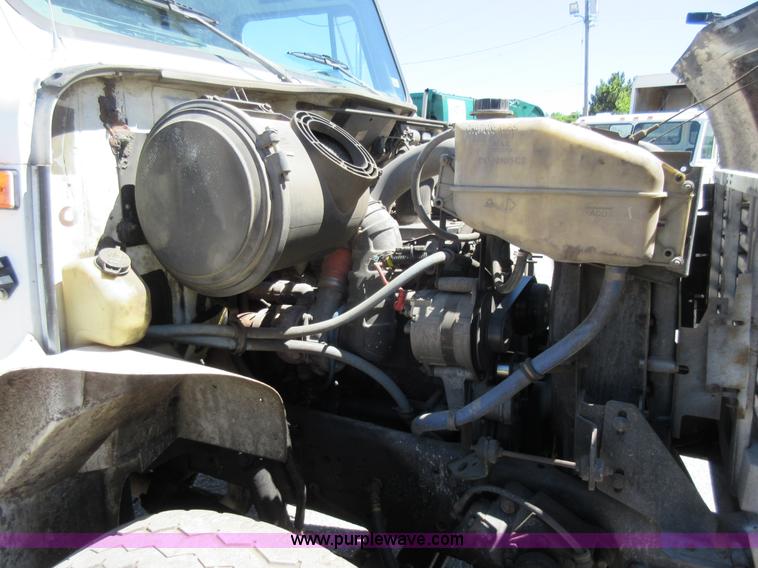 image for item L2822 2001 International 4900 refuse truck