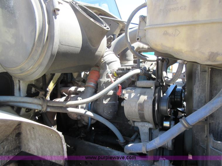 image for item L2822 2001 International 4900 refuse truck