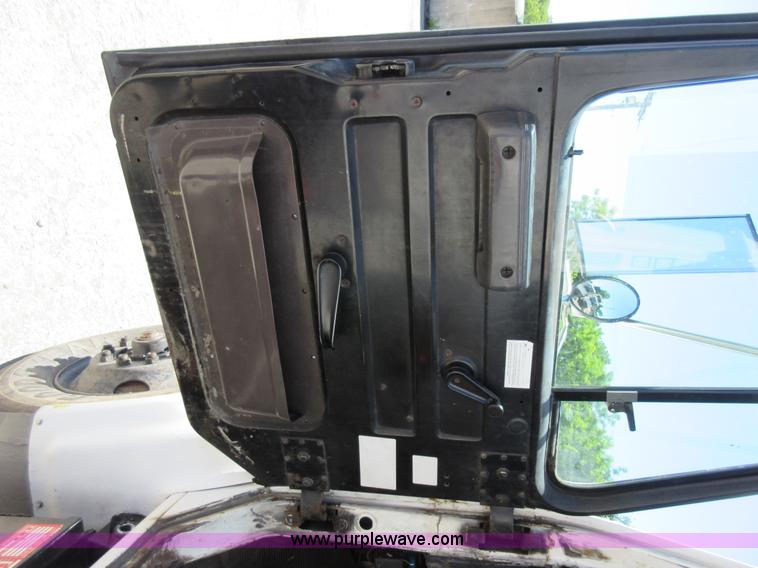 image for item L2822 2001 International 4900 refuse truck