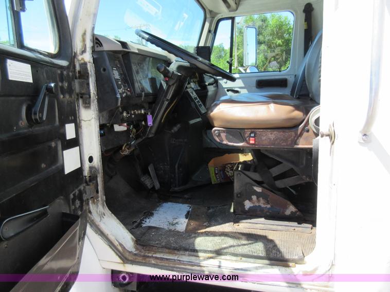 image for item L2822 2001 International 4900 refuse truck