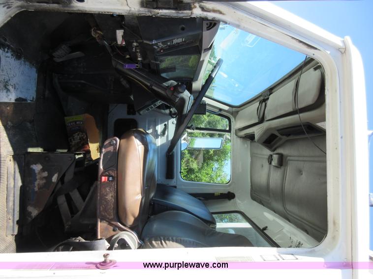 image for item L2822 2001 International 4900 refuse truck