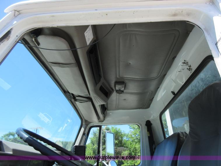 image for item L2822 2001 International 4900 refuse truck