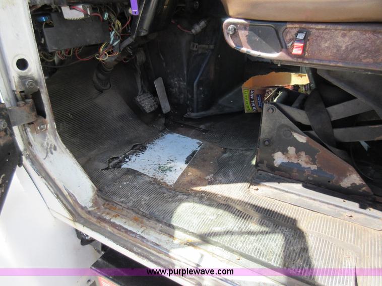 image for item L2822 2001 International 4900 refuse truck