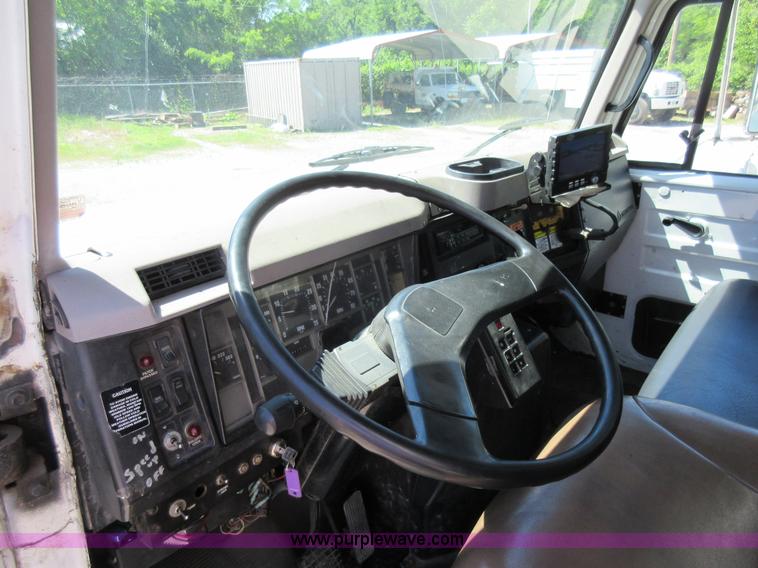 image for item L2822 2001 International 4900 refuse truck