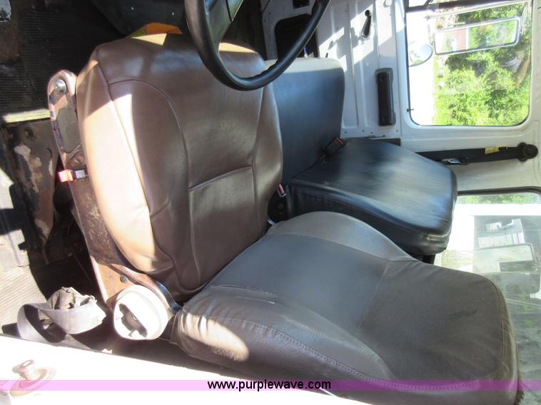 image for item L2822 2001 International 4900 refuse truck