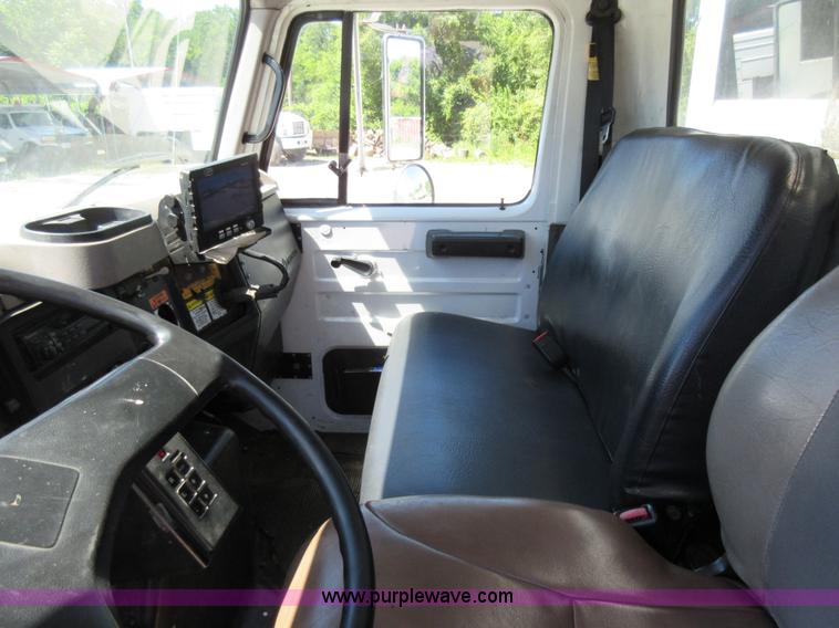 image for item L2822 2001 International 4900 refuse truck