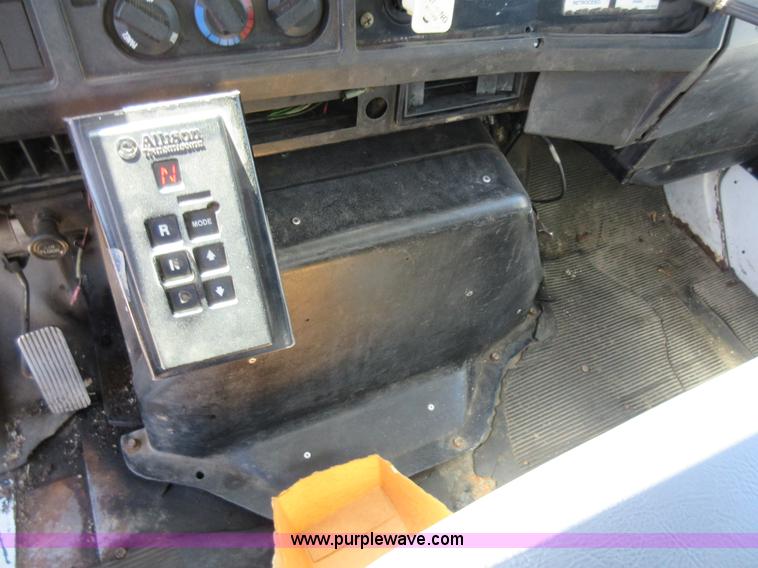 image for item L2822 2001 International 4900 refuse truck