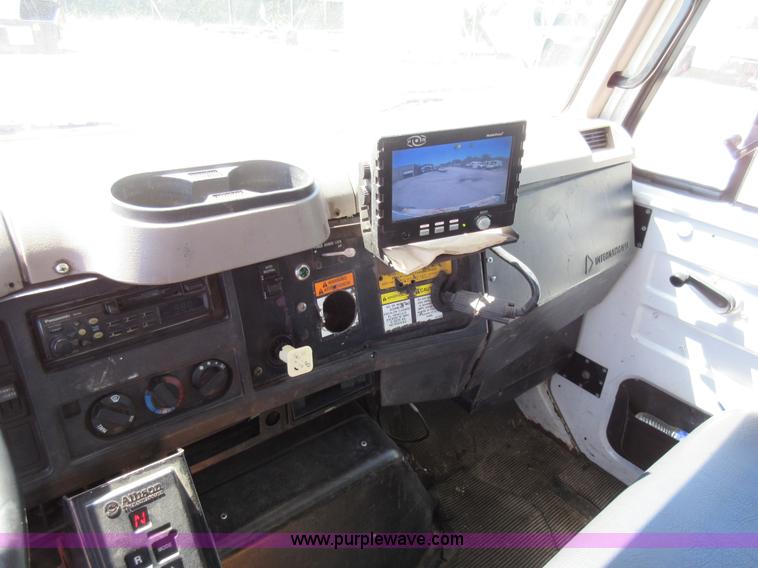 image for item L2822 2001 International 4900 refuse truck