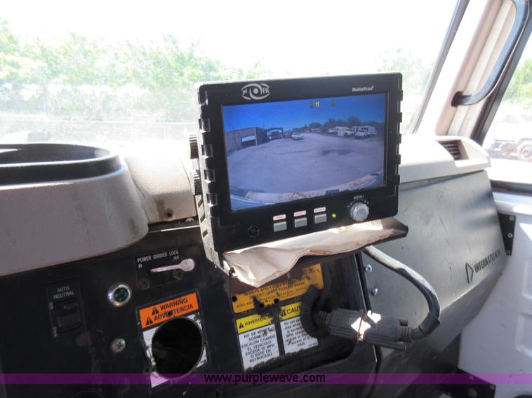 image for item L2822 2001 International 4900 refuse truck