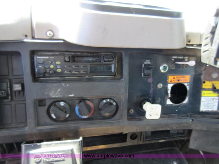 image for item L2822 2001 International 4900 refuse truck