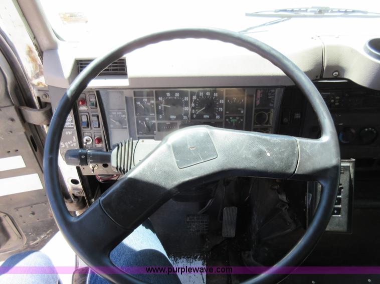 image for item L2822 2001 International 4900 refuse truck