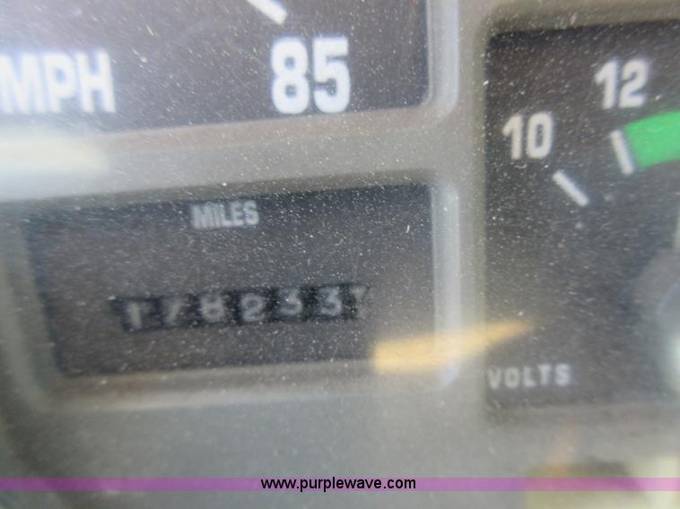 image for item L2822 2001 International 4900 refuse truck