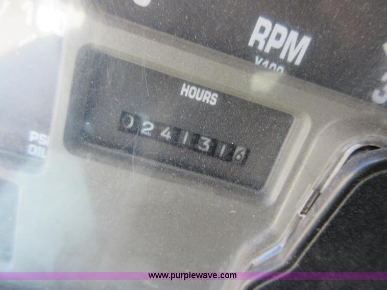 image for item L2822 2001 International 4900 refuse truck