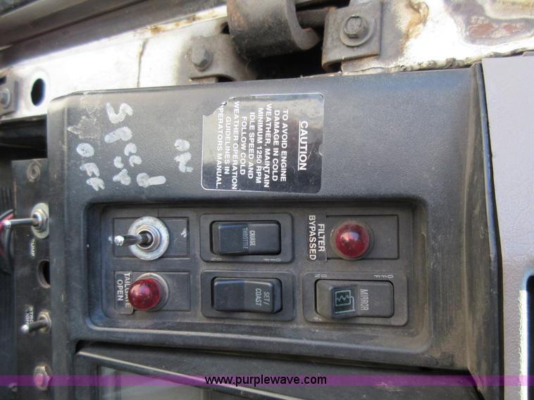 image for item L2822 2001 International 4900 refuse truck