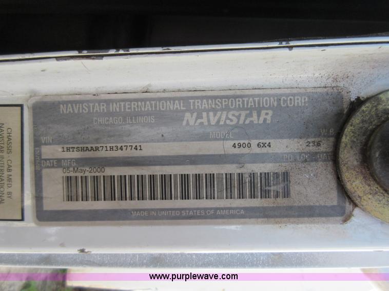 image for item L2822 2001 International 4900 refuse truck