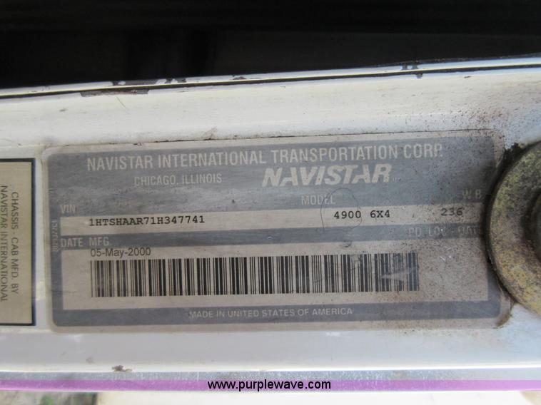 image for item L2822 2001 International 4900 refuse truck