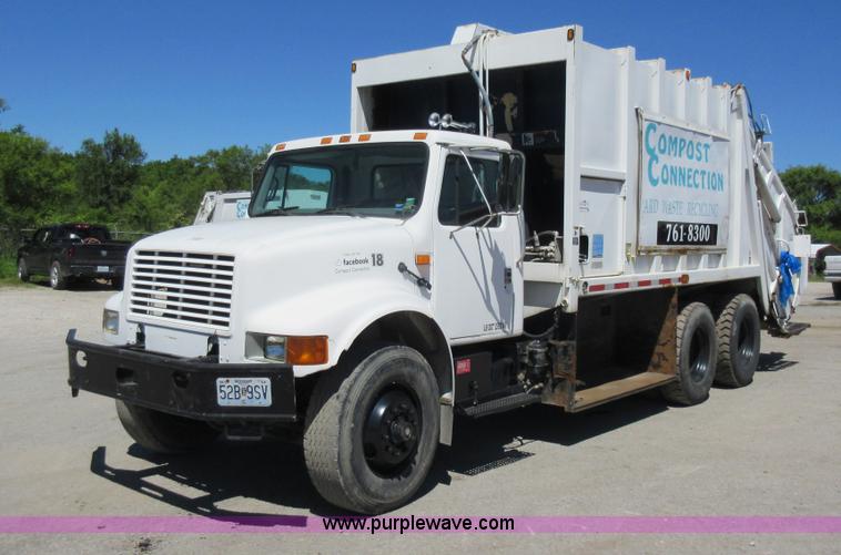image for item L2823 2000 International 4900 refuse truck